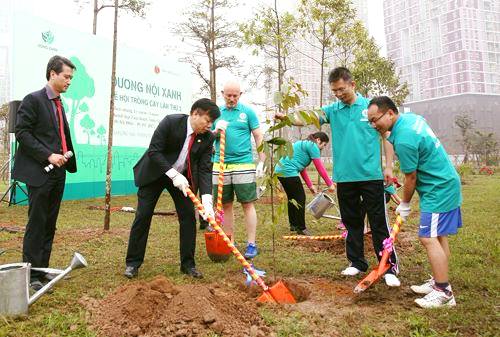 Tổ chức trồng thêm hàng loạt cây xanh tại khu đô thị Dương Nội
